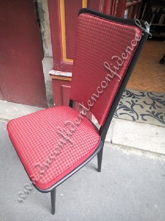Nom : Paire de chaises rouges<br />
<br />
Description : Paire de chaises des années 1950 refait à neuf selon les méthodes traditionnelles. Tissu pied de poule rouge sur fond taupe.<br />
<br />
Dimensions : <br />
Hauteur d'assise : 47 cm <br />
Largeur : 60 cm <br />
Profondeur : 60 cm <br />
Hauteur totale : 95 cm<br />
<br />
Actuellement en vente à 340 la paire.